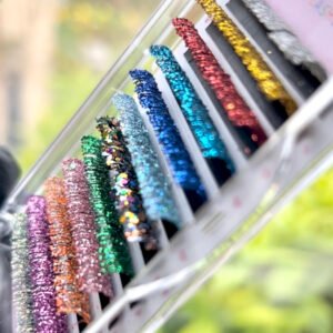 extensiones de pestañas con color y brillos